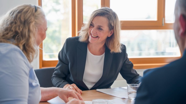 Frau mit Blazer im Gespräch