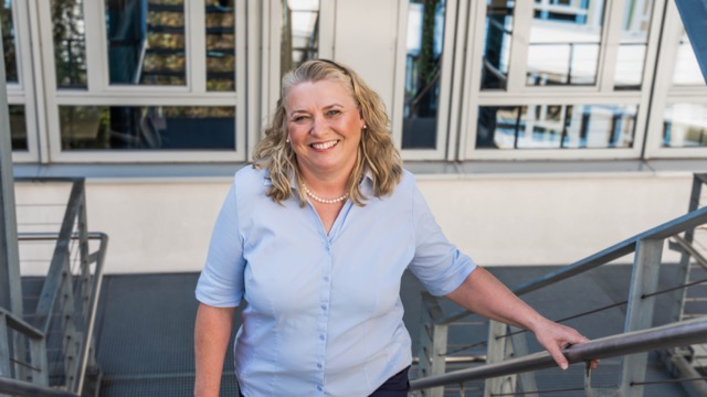 Frau mit blauer Bluse