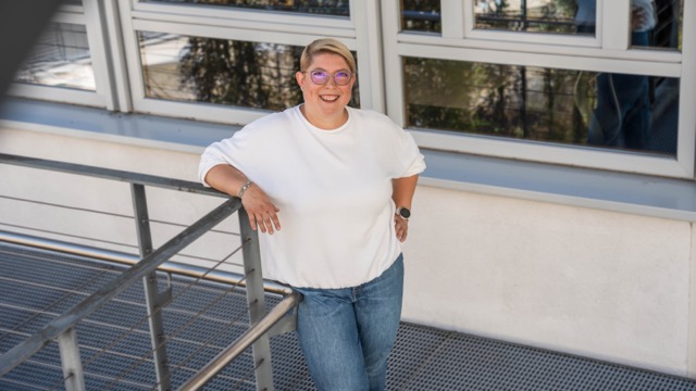 Frau mit weißer Bluse