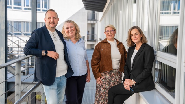 4 Personen vor dem Haus