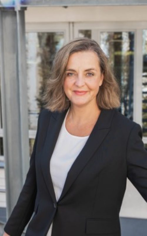 Frau mit dunklem Jacket