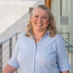 Frau mit blauer Bluse