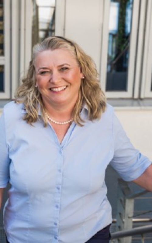 Frau mit blauer Bluse