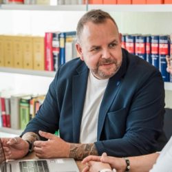 zwei Personen im Gespräch